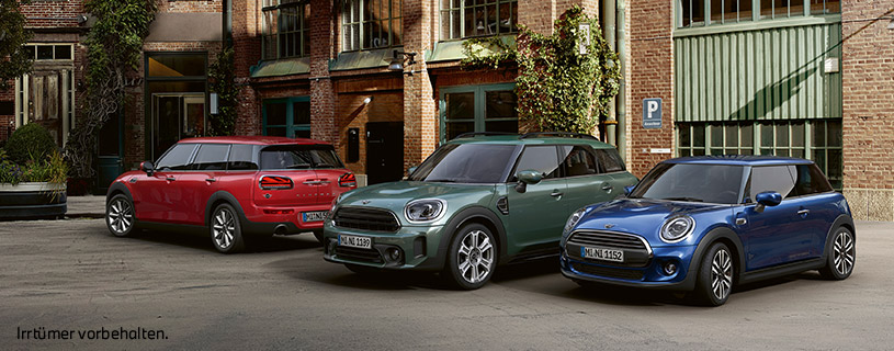 MINI One, MINI Clubman und MINI Countryman geparkt im Innenhof vor Backsteingebäude