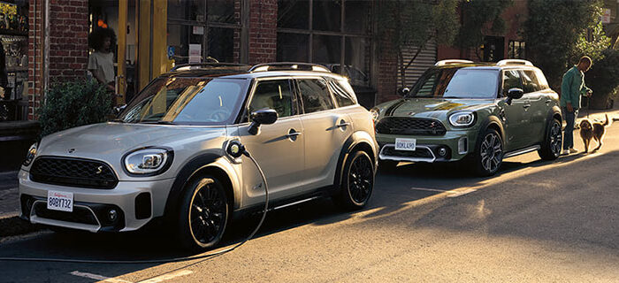 Mini Cooper S Countryman und Mini Cooper SE Countryman auf der Straße