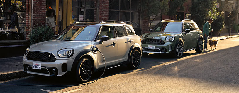 Mini Cooper S Countryman und Mini Cooper SE Countryman auf der Straße