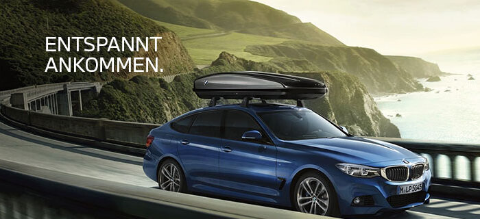 Entspannt ankommen: BMW mit Dachbox an der Küste