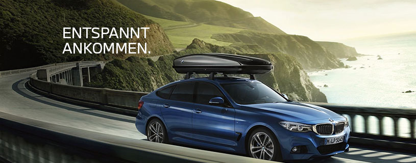 Entspannt ankommen: BMW mit Dachbox an der Küste