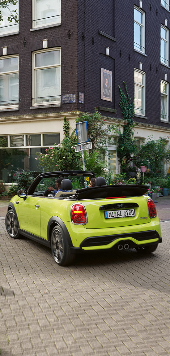 MINI Cooper Cabrio in der Innenstadt mit offenem Verdeck